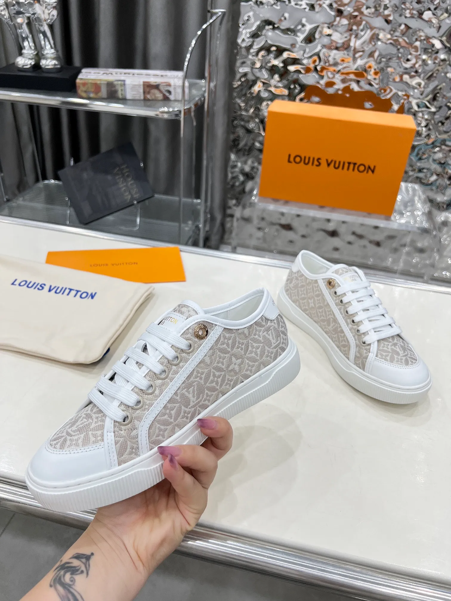 👟👟Ex-factory price 420👟👟 New arrival🆕🆕🆕 This LV Lagoon sneaker is made of lightweight canvas embroidered with the handwritten Louis Vuitton Paris logo. It highlights the casual summer atmosphere with a trendy and simple configuration, and can easily brighten up various looks. Monogram flowers bloom on the soft rubber sole. Code number: 35~41, multiple colors available! Oil edges + TPU outsole + drawer box packaging